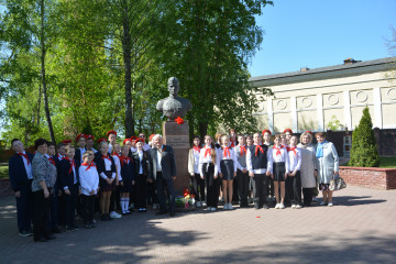 сегодня, в день рождения нашего земляка Героя Советского Союза Михаила Алексеевича Егорова, рудняне возложили цветы к его бюсту в Парке Героев - фото - 10